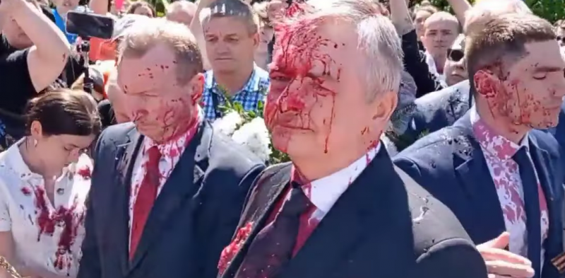 Заляха с червена боя руския посланик в Полша (ВИДЕО)